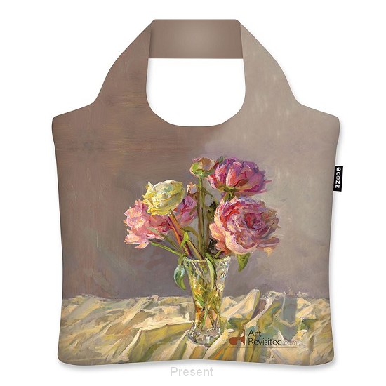 Beschrijving
Ecozz draagtas met The last blooming peonies van Keimpe van der Kooi als print. De Ecozz draagtas is een trendy designer tas die gemaakt is van gerecyclede flessen. De tassen van Ecozz zijn ecovriendelijk en duurzaam. De materialen, evenals de afwerking is van hoge kwaliteit. De tassen van Ecozz hebben een draagkracht van 20 kg. De tas heeft een ritssluiting waardoor de tas geheel afsluitbaar is. U kunt er voor kiezen om de tas in de hand te dragen of over de schouder. De afmetingen van een Ecozz tas zijn 46 x 41 cm. Door de ruime keuze in trendy designs is er altijd wel een passend model voor u. De Ecozz draagtas is geschikt voor meerdere doeleinden. De tas is licht in gewicht, waterdicht, opvouwbaar en past daardoor altijd in een handtas of jaszak.