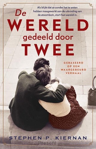 'De wereld gedeeld door twee' van Stephan Kiernan is een historische roman, gebaseerd op een waargebeurd verhaal, en speelt zich af in de Tweede Wereldoorlog. Wetenschap en muziek spelen een grote rol

De wereld gedeeld door twee van Stephan Kiernan is een historische roman, gebaseerd op een waargebeurd verhaal, en speelt zich af in de Tweede Wereldoorlog.

Van 1942 tot 1946 leiden de VS operatie Manhattan Project waarin wetenschappers in het diepste geheim werken aan het ontwikkelen van een atoombom. Op het levens- en liefdesverhaal van een van hen werd deze roman gebaseerd.

Briljant wiskundige Charlie Fish krijgt twijfels over de aard van zijn werk, maar zijn vrouw Brenda spoort hem aan vol te houden. Dan ontdekken Charlie en Brenda dat ze – zonder het te weten – hebben meegewerkt aan een gruwelijk wapen dat de wereld voorgoed verandert. Hun wereld stort in. Het trekt diepe sporen in hun relatie. Maar gaandeweg ontdekken Brenda en Charlie troost en hoop in de schoonheid van muziek.