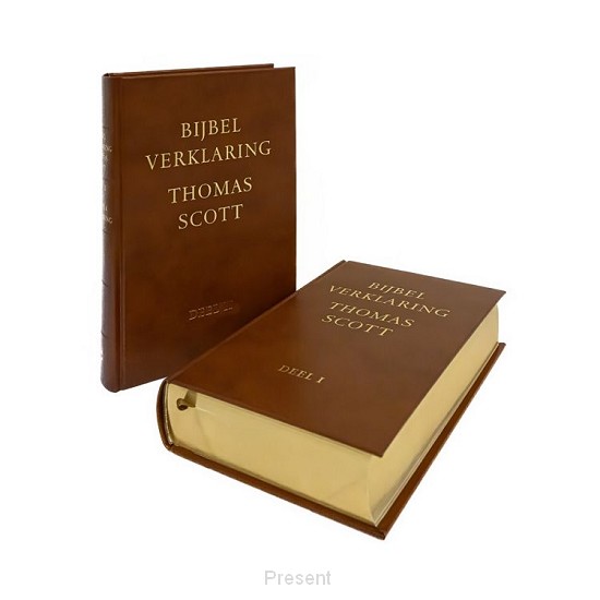 Thomas Scott leefde van 1747 tot 1821 in het oosten van Engeland. Hij was priester in de Anglicaanse kerk en grondlegger van de evangelische zendingsorganisatie Church Mission Society. In de jaren '80 van de 18e eeuw begon hij met het schrijven van zijn 'Commentaar op de hele Bijbel', eerst in 174 wekelijkse edities, die later werden samengevoegd in een vijf- of zesdelige serie, die goed werd ontvangen.
In de Bijbelverklaring staat de complete tekst van de Statenvertaling, aangevuld met een inleiding per Bijbelboek, dwarsverwijzingen naar andere Bijbelteksten, commentaar oop de Bijbeltekst en praktische opmerkingen.
Gebonden.
2 delen in cassette.
Binnenwerk zwart.
4800 pagina's.
Formaar16 x 24 cm.
