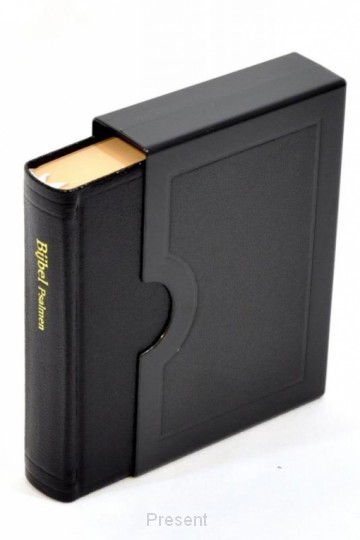 Met Psalmen (ritmische (R) notatie in de notenbalk) en formulieren.
8,4 x 12,6 cm.
Dundruk.
Met 10 landkaartjes.
In kartonnen koker.