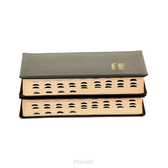 Met Psalmen (Datheen) en formulieren.
8,4 x 12,6 cm.
Dundruk.
Met 10 landkaartjes.
In kartonnen koker.