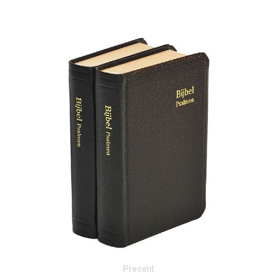 Met Psalmen (Datheen) en formulieren.
10,6 x 16,3 cm.
Dundruk.
Met 10 landkaartjes.
In kartonnen koker.