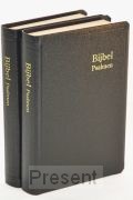 Met Psalmen (ritmische (R) notatie in de notenbalk) en formulieren.
10,6 x 16,3 cm.
Dundruk.
Met 10 landkaartjes.
In kartonnen koker.