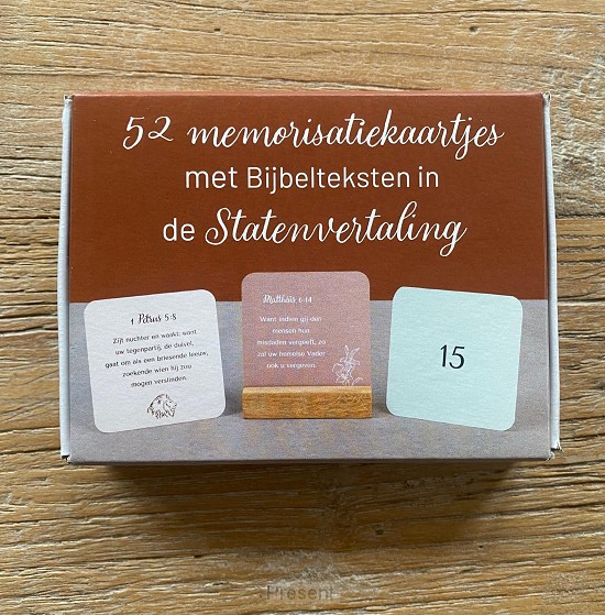 Voor het aanleren van 52 Bijbelteksten uit de Statenvertaling.
Het pakket bestaat uit 52 kaartjes en een houten standaard.