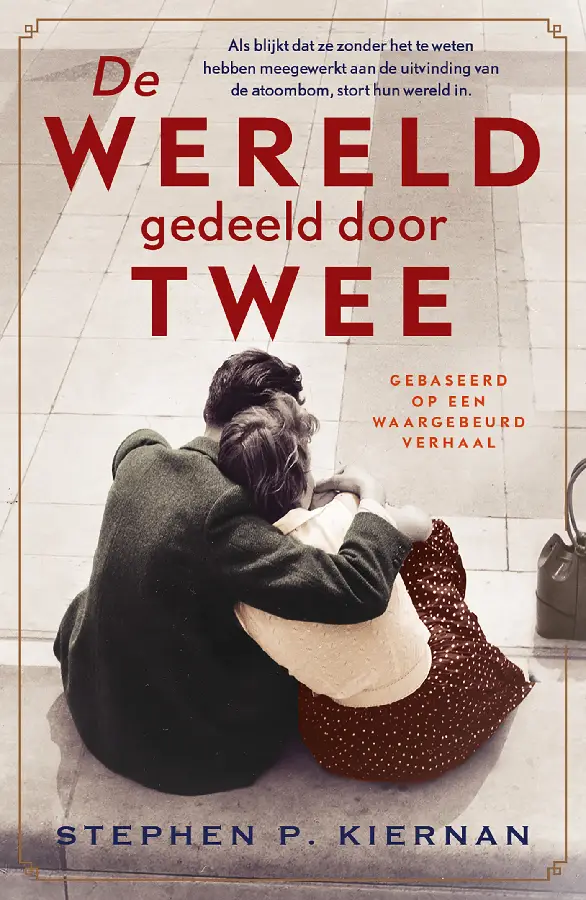 'De wereld gedeeld door twee' van Stephan Kiernan is een historische roman, gebaseerd op een waargebeurd verhaal, en speelt zich af in de Tweede Wereldoorlog. Wetenschap en muziek spelen een grote rol

De wereld gedeeld door twee van Stephan Kiernan is een historische roman, gebaseerd op een waargebeurd verhaal, en speelt zich af in de Tweede Wereldoorlog.

Van 1942 tot 1946 leiden de VS operatie Manhattan Project waarin wetenschappers in het diepste geheim werken aan het ontwikkelen van een atoombom. Op het levens- en liefdesverhaal van een van hen werd deze roman gebaseerd.

Briljant wiskundige Charlie Fish krijgt twijfels over de aard van zijn werk, maar zijn vrouw Brenda spoort hem aan vol te houden. Dan ontdekken Charlie en Brenda dat ze – zonder het te weten – hebben meegewerkt aan een gruwelijk wapen dat de wereld voorgoed verandert. Hun wereld stort in. Het trekt diepe sporen in hun relatie. Maar gaandeweg ontdekken Brenda en Charlie troost en hoop in de schoonheid van muziek.