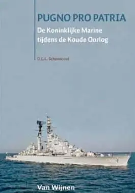 Pugno Pro Patria - ik strijd voor het vaderland - (ooit de embleemspreuk van de zeventiende-eeuwse Admiraliteiten en later van het Ministerie van Marine) beschrijft vanuit Haags perspectief het wel en wee van de Koninklijke Marine in de tweede helft van de twintigste eeuw.De rode draad door dit intrigerende verhaal is de voortdurende spanning tussen de tomeloze ambitie van de Marinestaf en de beperkt beschikbare fondsen om een omvangrijke vloot te verwezenlijken met materieel dat aan de hoogste kwaliteitseisen voldeed.De wens om met nucleair voortgestuwde onderzeeboten te gaan varen viel niet te verwezenlijken. Ook bij de bouw van fregatten, die verouderde kapitale schepen als vliegkampschip en kruisers gingen vervangen, moesten concessies worden gedaan in aantallen en bewapening. Bovendien diende de marine zich rekenschap te geven van de werkgelegenheid in de Nederlandse scheepsbouwindustrie. Investeringen in varend materieel kregen prioriteit, met als gevolg het voortdurend zoeken naar besparingen op de exploitatie en het personeel. Tegelijkertijd moest zoveel als mogelijk was in NAVOverband worden geoefend.Dit boek geeft een verhelderend zicht op het reilen en zeilen van de Koninklijke Marine tijdens de Koude Oorlog. Dr. Dick Schoonoord, historicus en oud-officier der mariniers, is als geen ander thuis in deze materie.