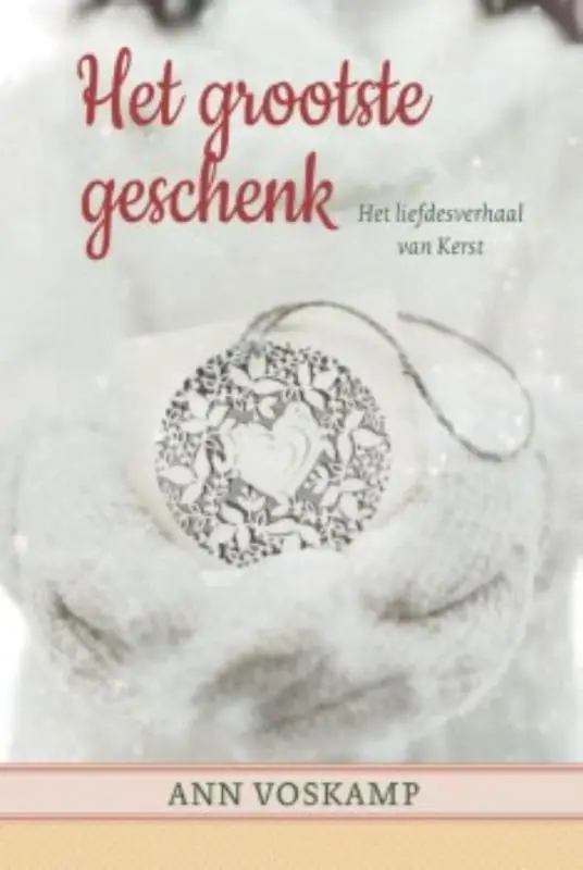 Beginnend met Jesse, de vader van David, vertelt Het grootste geschenk het indrukwekkende verhaal van de mensheid, van Adam tot de Messias.

'Ik wil geen kerst die je kunt kopen.Ik wil geen kerst die je zelf kunt maken.Wat ik wil is een kerst je kunt vasthouden.Een kerst die míj vasthoudt,mij nieuw maakt, mij nieuw leven geeft.Ik wil een kerst die fluistert: Jezus.'--Ann Voskamp Honderdduizenden lezers zijn al verliefd geworden op Ann Voskamps Duizendmaal dank, en deze kerst nodigt Ann haar lezers uit voor een rijke en zinvolle viering van het Kerstfeest --- een viering van het volledige liefdesverhaal dat al vanaf het prilste begin naar ons toekomt. Voskamp neemt ons mee naar het Oude Testament om de afstamming van Jezus te verkennen - hij is het grootste geschenk. Ze pakt de traditie van 'De boom van Jesse' op, waarbij elke dag via een eigen prachtig ornament aandacht vraagt voor het Bijbelse verhaal van één van Jezus' voorouders - mannen en vrouwen. Beginnend met Jesse, de vader van David, vertelt Het grootste geschenk het indrukwekkende verhaal van de mensheid, van Adam tot de Messias. Elke dag denken we na over hoe de belofte van de Messias door elk verhaal heen klinkt. Zo zal als de kerstdagen aanbreken het verhaal van kerst als nooit tevoren tot je spreken.Het grootste geschenk was meteen na verschijnen al een New York Times Bestseller.