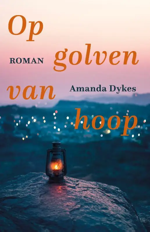 Annie voert een strijd met de tijd, een vijand net zo meedogenloos als de golven van de zee die tegen de rotsen slaan.

In de nasleep van de Tweede Wereldoorlog stuurt een rouwende visser een gedicht naar een plaatselijke krant: een roep om hoop, zingeving en... stenen. Zijn boodschap? Stuur me een steen voor een geliefde die je mist, en ik zal er iets van bouwen dat leven geeft. Wanneer het gedicht zich verder verspreidt dan ooit de bedoeling was, veranderen de bescheiden woorden van Robert Bliss het tij van een natie. Dozen met rotsen overspoelen het havendorp aan de kust van Maine en hij zet zijn eeltige handen aan het werk. Totdat het onheil toeslaat. Tientallen jaren later wordt Annie Bliss teruggeroepen naar Anselby-the-Sea, omdat GrandBob, de man die haar een toevlucht bood tijdens de moeilijkste zomer van haar jeugd, nu degene is die hulp nodig heeft. Maar wat ze aantreft is een mysterie: een muur van zware dozen met stenen.Samen met de knappe en mysterieuze postbode van de stad ontdekt Annie het verhaal laag voor laag; verlangend om de hoop terug te vinden die GrandBob ooit levend hield. Zo ontdekt ze tegelijk de waarheid achter de kloof in het verleden van haar familie. Terwijl GrandBob de dood in de ogen kijkt, voert Annie een strijd met de tijd, een vijand net zo meedogenloos als de golven van de zee die tegen de rotsen slaan.'Een absoluut juweel van een debuut! Met haar adembenemende proza en boeiende setting weeft Amanda Dykes een verhaal van uiterste charme langs de ruige kust van Maine.' (Joanne Bischof , Christy en Carol Award-winnende auteur)'Dit boek zul je niet snel vergeten - en misschien wel nooit.'(Sarah Sundin)* Schitterend debuut van een geboren vertelster.