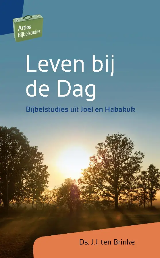 Het Woord van God is vol van verwachting en wil brengen tot een hoopvol leven. De profetische boeken van het Oude Testament geven nadrukkelijk grond voor die verwachting. Het bijbelboek Joël predikt dat de dag van de HEERE nabij is; de profeet Habakuk verkondigt Wie de HEERE is, als Hij op weg naar die grote dag onbegrepen wegen met ons gaat. In Leven bij de Dag brengt ds. J.J. ten Brinke de boodschap van deze profetische boeken dicht bij het hart.

De acht bijbelstudies zijn voorzien van gespreksvragen en liedsuggesties en daarmee goed bruikbaar voor kringen in de gemeente.